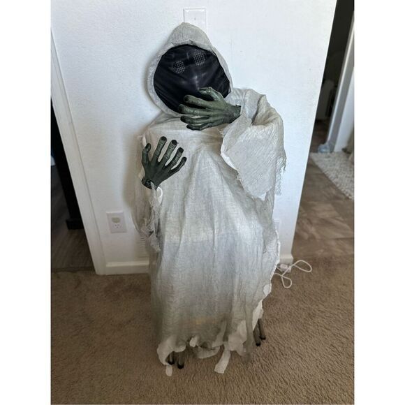 Halloween creepy hanging ghost gray with lighting eyes and scary different sound - Picture 1 of 8